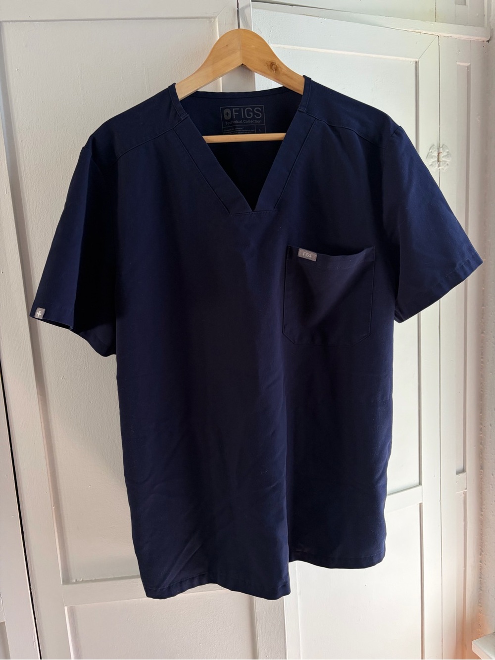 Figs Men’s Navy one pocket Scrub Top